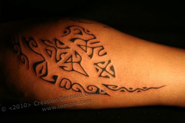 005.Tatouage-Paris-lompre-polynesien-cuisse-tiki 